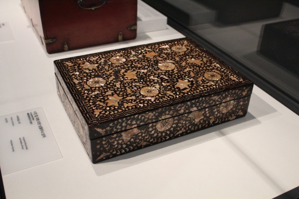 Left: Lacquered case inlaid with mother-of-pearl<br>​​​​​​​ST,Lee Geon-Yong<br>