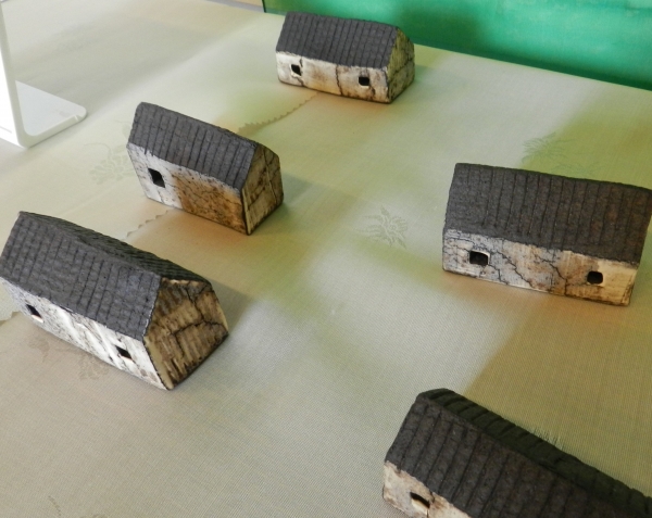 Right: clay modelsin the shape <br>​​​​​​​of a traditional house, <br>created by Cho Kyung-hee <br>(@coogee_craftstudio).